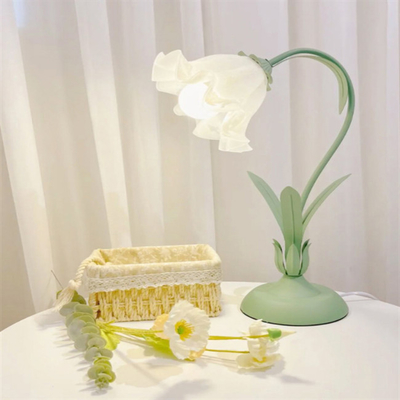 Restoran Nordic Lampu Meja Kaca Dekoratif Berbentuk Bunga Lampu Meja Samping Tempat Tidur Modern